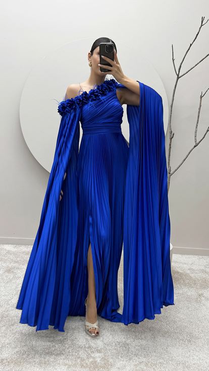 Abito a mantella plissettato monospalla di Saks con dettagli in piuma