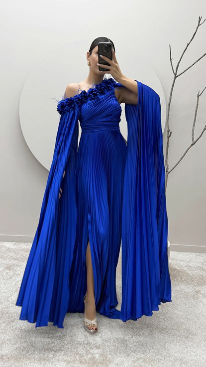 Abito a mantella plissettato monospalla di Saks con dettagli in piuma