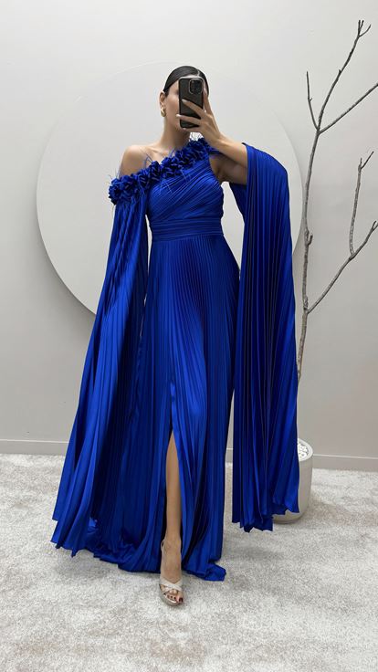 Abito a mantella plissettato monospalla di Saks con dettagli in piuma