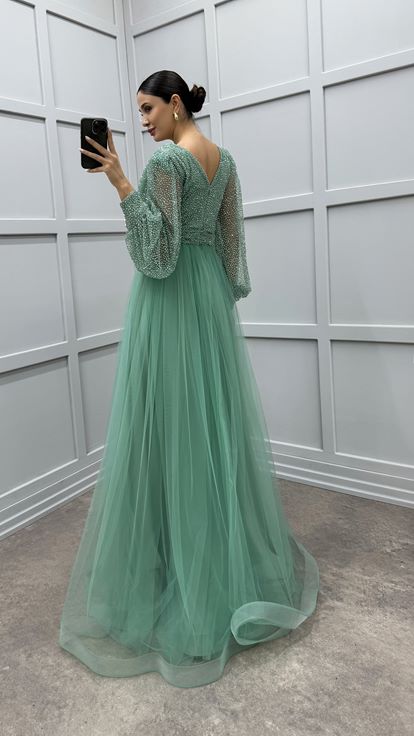 Vestido de noche de tul con diseño de manga globo con detalle de bordado verde menta