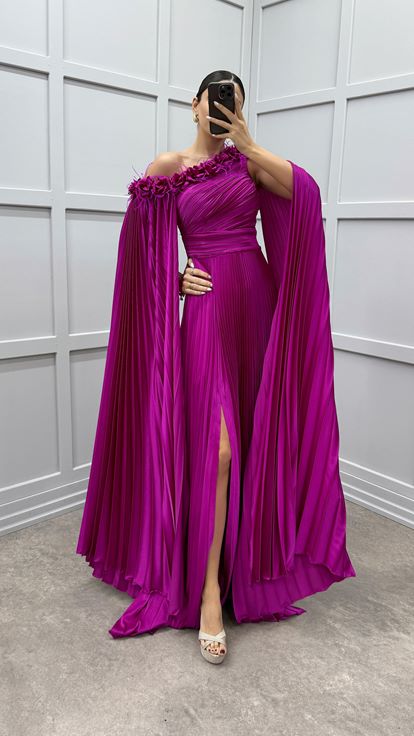 Vestido fucsia asimétrico con capa plisada y detalle de plumas