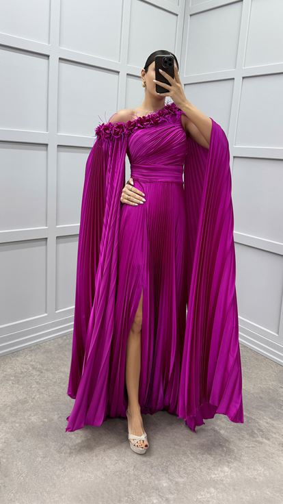 Vestido fucsia asimétrico con capa plisada y detalle de plumas