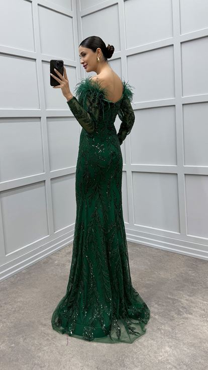 Zümrüt Omuzları Tüy Detay İşlemeli Tasarım Abiye Elbise