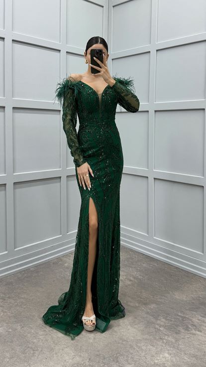 Zümrüt Omuzları Tüy Detay İşlemeli Tasarım Abiye Elbise