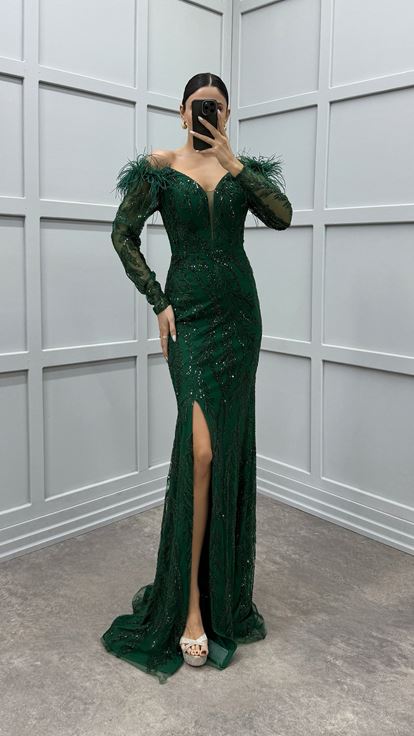 Zümrüt Omuzları Tüy Detay İşlemeli Tasarım Abiye Elbise