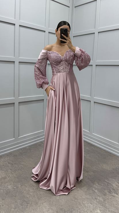 فستان سهرة من الساتان بلون أرجواني فاتح، بأكمام بالون، وصدر مزين بالترتر على الكتفين