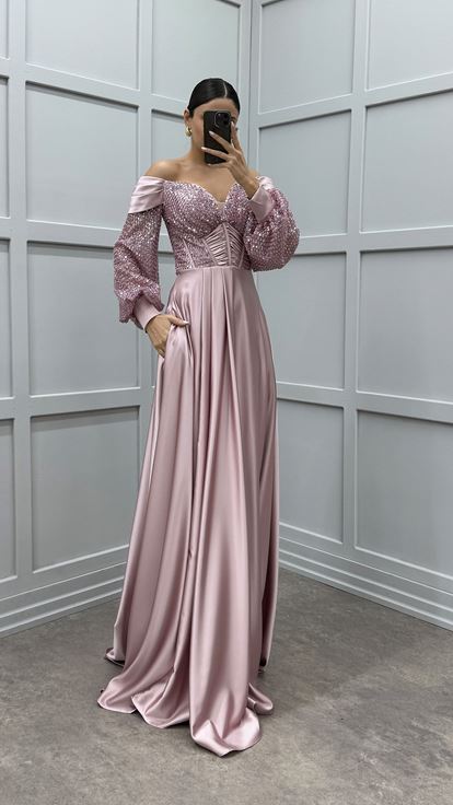 فستان سهرة من الساتان بلون أرجواني فاتح، بأكمام بالون، وصدر مزين بالترتر على الكتفين