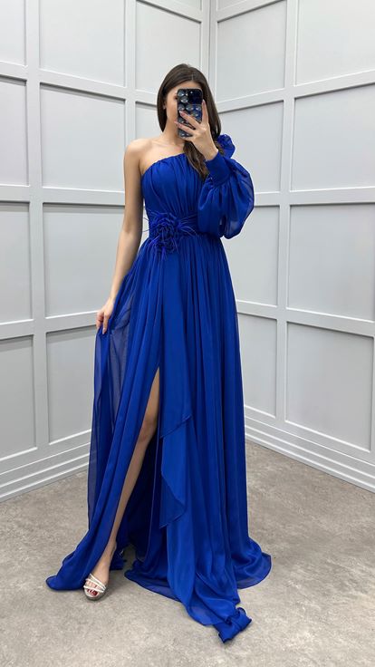 Robe asymétrique Saks avec détail de rose à l'épaule et à la taille