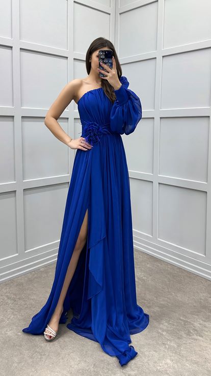 Robe asymétrique Saks avec détail de rose à l'épaule et à la taille