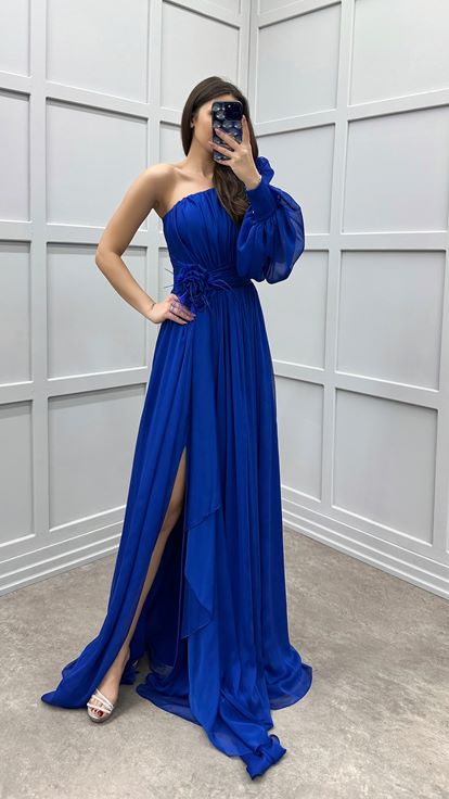 Robe asymétrique Saks avec détail de rose à l'épaule et à la taille