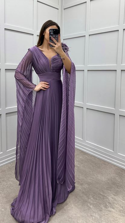 فستان بتصميم مطوي بتفاصيل كتف بلون أرجواني فاتح