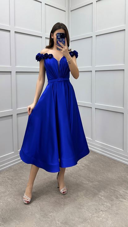 فستان بتصميم بحزام وتفاصيل وردية من ساكس شولدرز