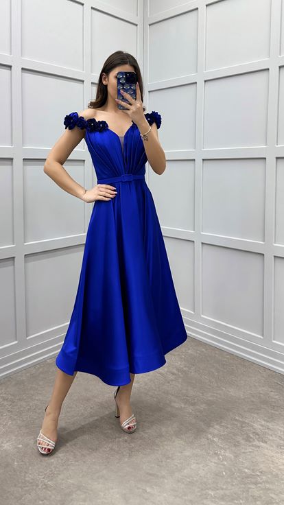 فستان بتصميم بحزام وتفاصيل وردية من ساكس شولدرز