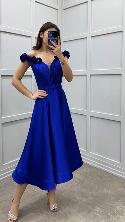 فستان بتصميم بحزام وتفاصيل وردية من ساكس شولدرز