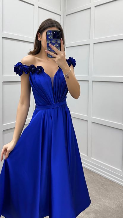 فستان بتصميم بحزام وتفاصيل وردية من ساكس شولدرز