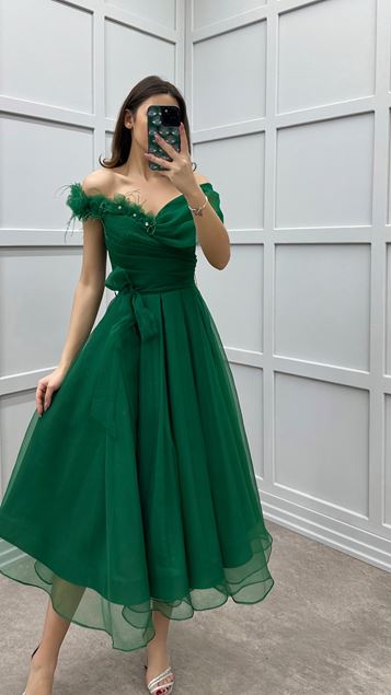 Zümrüt Yeşili Omuz Detay Tüylü Tasarım Elbise