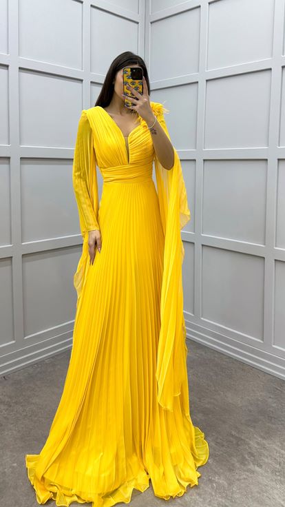 فستان أصفر اللون بتصميم مطوي وتفاصيل كتف مميزة