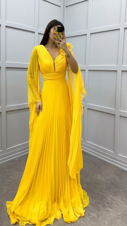 فستان أصفر اللون بتصميم مطوي وتفاصيل كتف مميزة