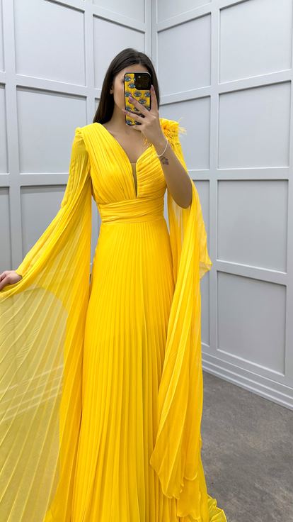 فستان أصفر اللون بتصميم مطوي وتفاصيل كتف مميزة