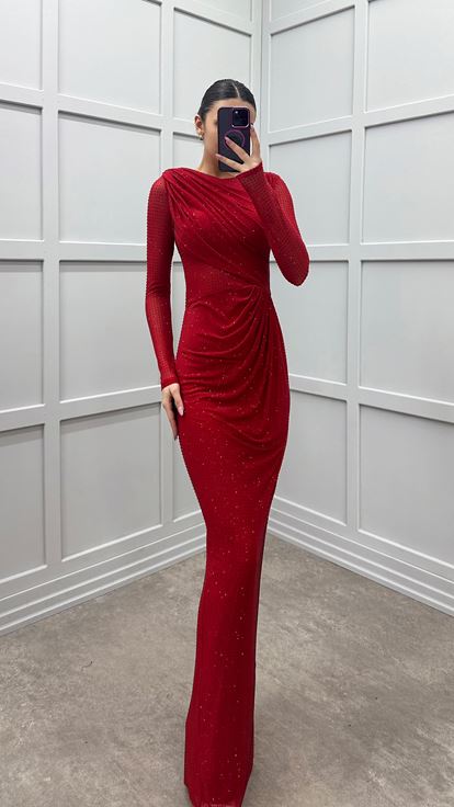 فستان بتصميم مطرز بنقاط حمراء على الصدر