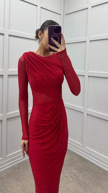 فستان بتصميم مطرز بنقاط حمراء على الصدر