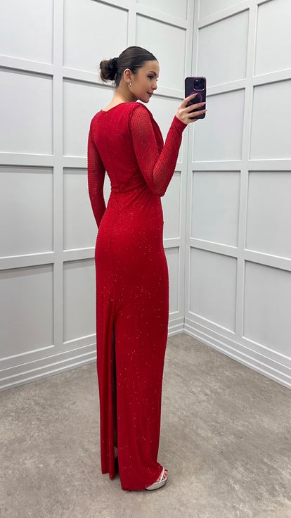 فستان بتصميم مطرز بنقاط حمراء على الصدر