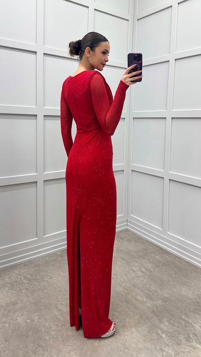 فستان بتصميم مطرز بنقاط حمراء على الصدر