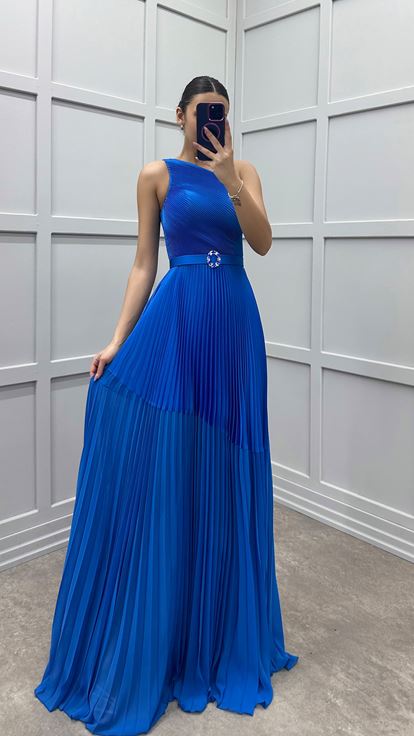 Saks Abendkleid in Übergröße mit One Shoulder Schnitt und Falten