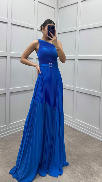 Saks Abendkleid in Übergröße mit One Shoulder Schnitt und Falten
