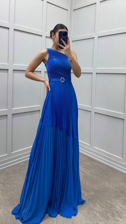 Saks Abendkleid in Übergröße mit One Shoulder Schnitt und Falten