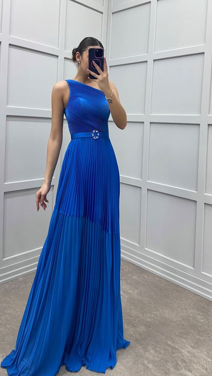 Saks Abendkleid in Übergröße mit One Shoulder Schnitt und Falten