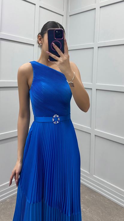 Saks Abendkleid in Übergröße mit One Shoulder Schnitt und Falten