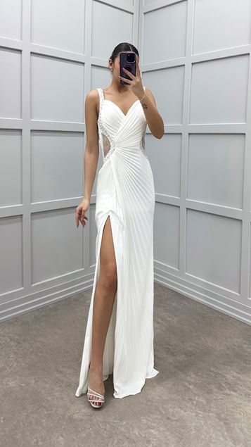 Beyaz Bel Detay İşlemeli Pliseli Tasarım Elbise