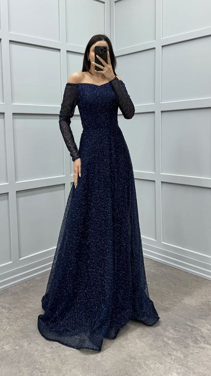 فستان أزرق داكن بأكمام بالون وتصميم مطوي بنقوش