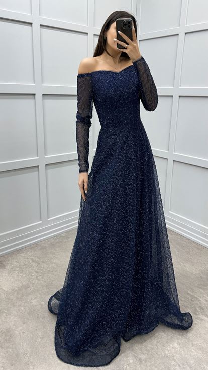 فستان أزرق داكن بأكمام بالون وتصميم مطوي بنقوش