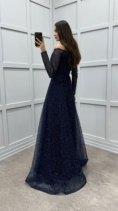 فستان أزرق داكن بأكمام بالون وتصميم مطوي بنقوش