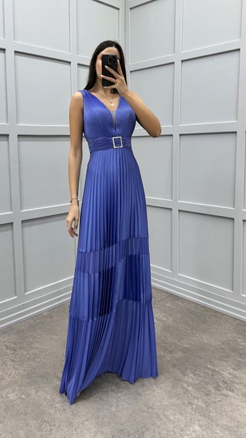 Vestido de diseño plisado con escote en V lila