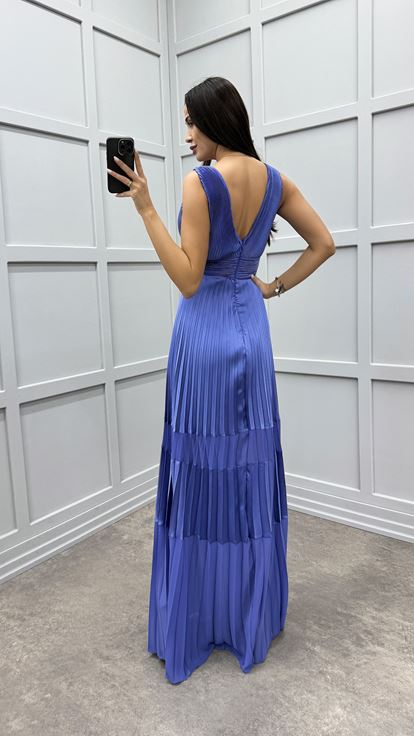 فستان مصمم بلون أرجواني فاتح بياقة على شكل حرف V وثنيات