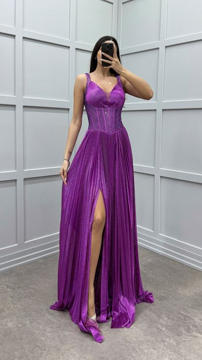 فستان سهرة بتصميم شفاف مطرز باللون الفوشيا