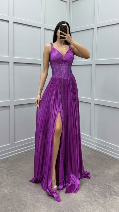 فستان سهرة بتصميم شفاف مطرز باللون الفوشيا