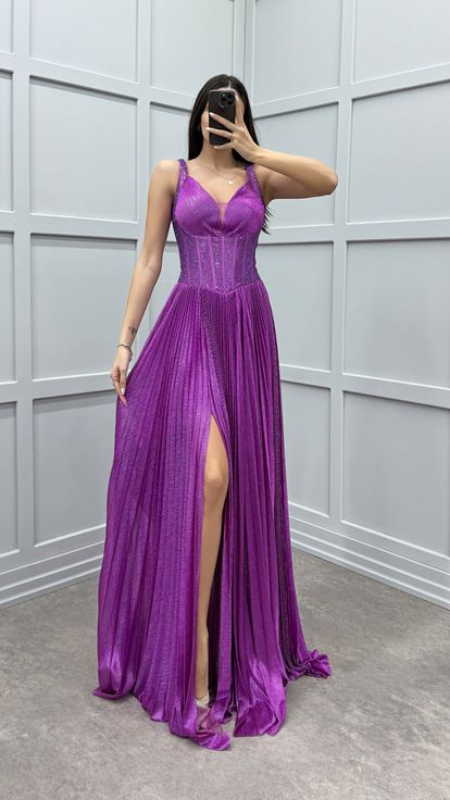 فستان سهرة بتصميم شفاف مطرز باللون الفوشيا