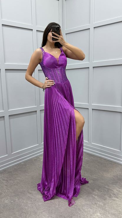 فستان سهرة بتصميم شفاف مطرز باللون الفوشيا