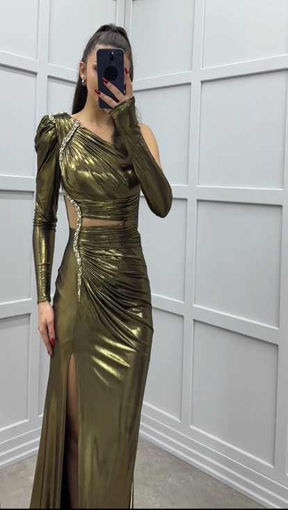 Vestido de noche caqui de un hombro con detalle de cintura de diseño de piedra