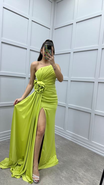 Robe de soirée en satin vert bustier Rose Detail Design