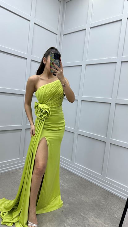 Robe de soirée en satin vert bustier Rose Detail Design