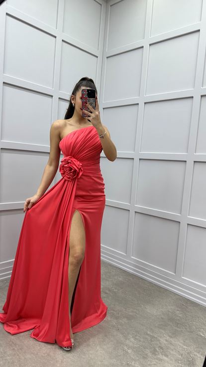 Trägerloses Abendkleid aus Satin im Granatapfel-Design mit Rosendetail