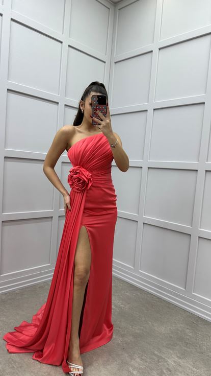 Trägerloses Abendkleid aus Satin im Granatapfel-Design mit Rosendetail