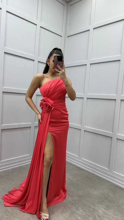 Trägerloses Abendkleid aus Satin im Granatapfel-Design mit Rosendetail