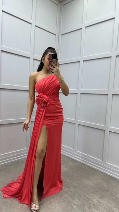 Trägerloses Abendkleid aus Satin im Granatapfel-Design mit Rosendetail