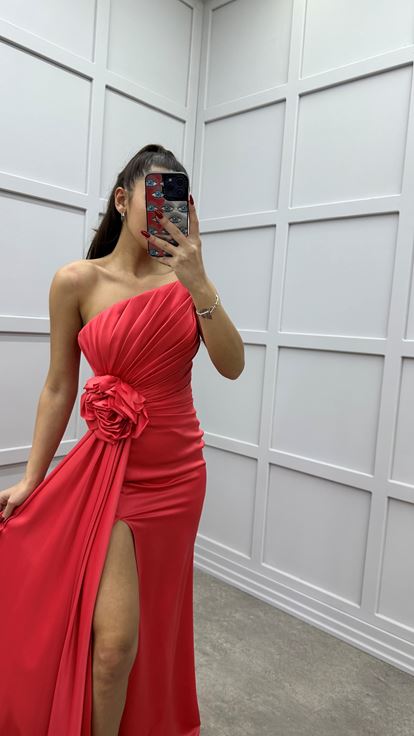 Trägerloses Abendkleid aus Satin im Granatapfel-Design mit Rosendetail